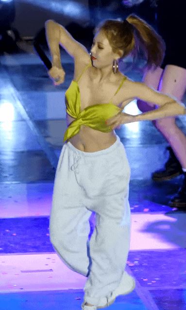 金泫雅现场出现舞台事故，她的反应让全场沸腾