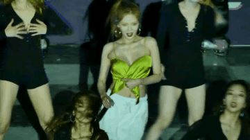 金泫雅现场出现舞台事故，她的反应让全场沸腾