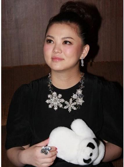 李湘产后十年难瘦张柏芝陈意涵产后迅速瘦身，三辣妈同框对比鲜明