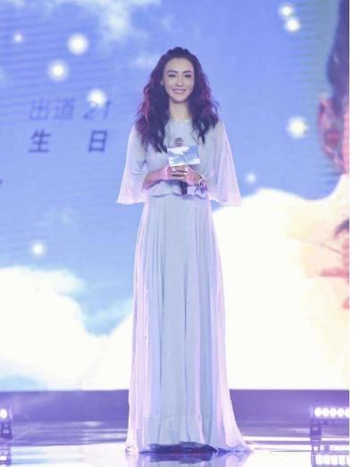 李湘产后十年难瘦张柏芝陈意涵产后迅速瘦身，三辣妈同框对比鲜明