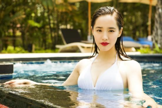 《夏洛特烦恼》里她惊艳众人，明明可以借胸上位偏偏走起性冷淡风，这是为何？