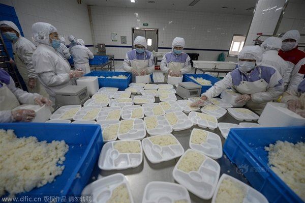 动车高铁上的盒饭是这样做的 你信吗？