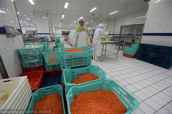 动车高铁上的盒饭是这样做的 你信吗？