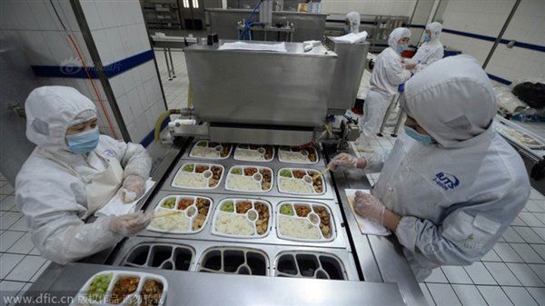 动车高铁上的盒饭是这样做的 你信吗？
