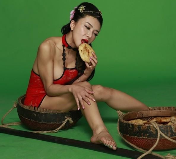 “潘金莲”龚玥菲全裸卖烧饼引诱谁？（图）