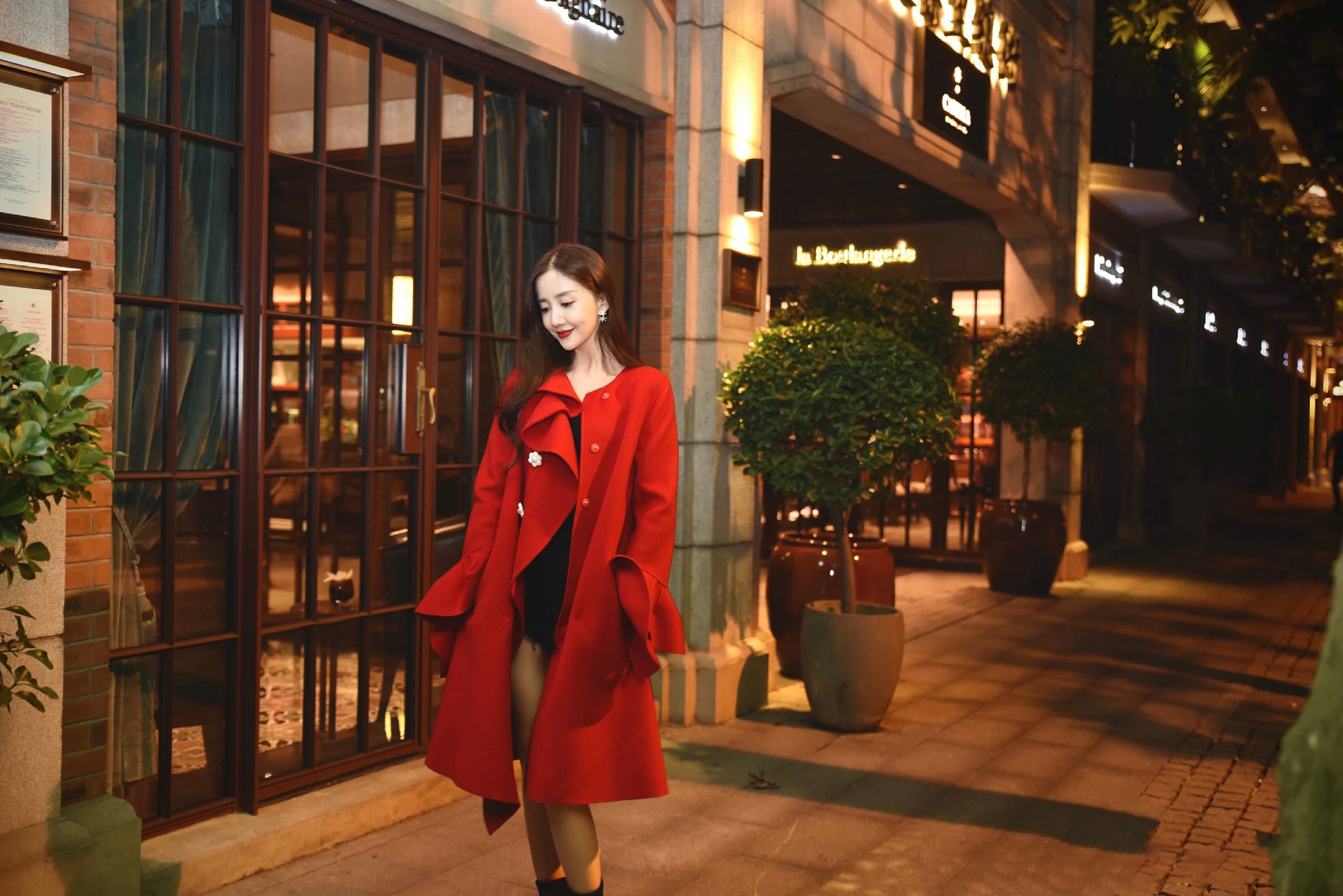 倒春寒！陈欣予最新街拍曝光 气质优雅尽显温柔