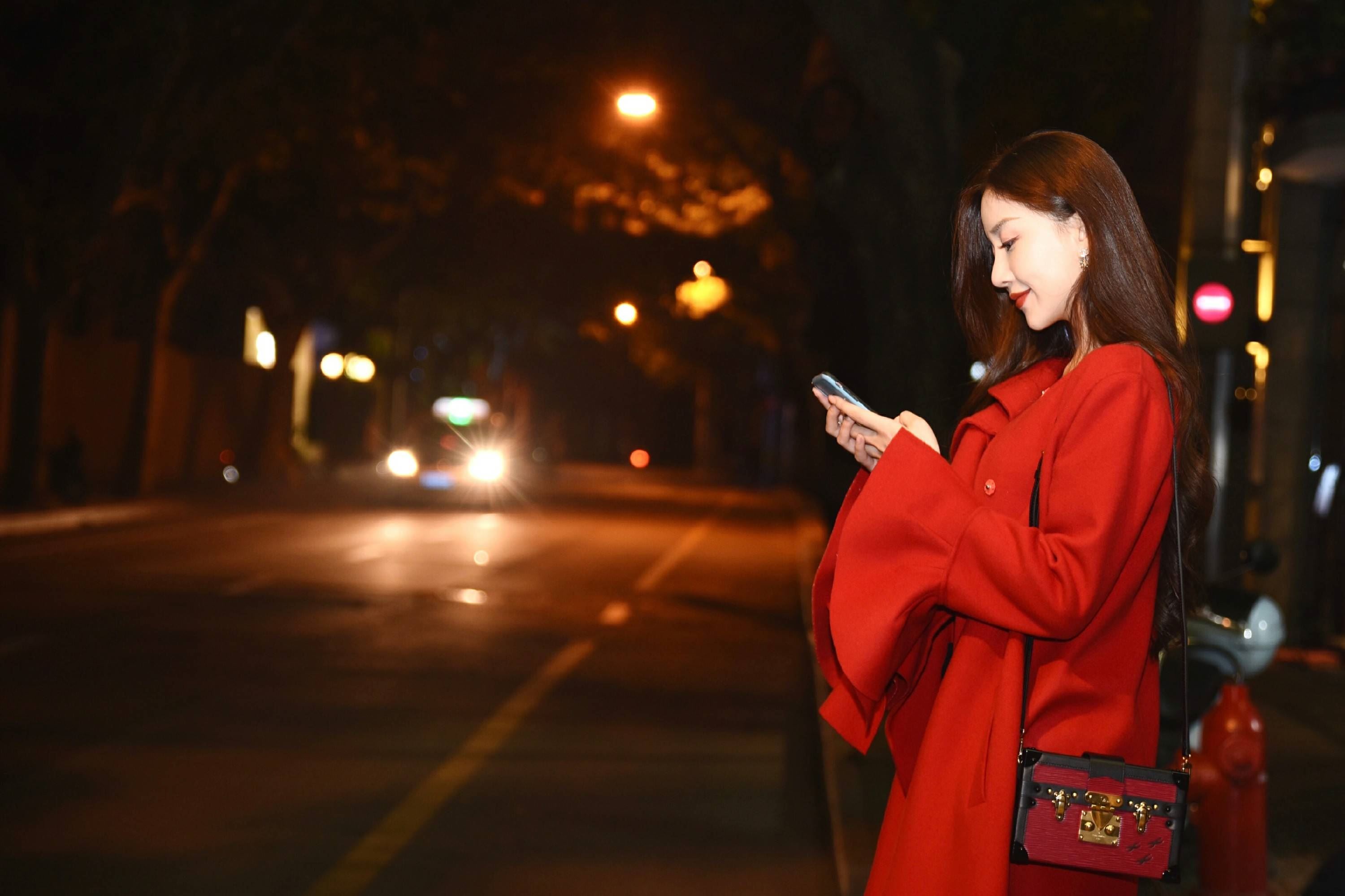 倒春寒！陈欣予最新街拍曝光 气质优雅尽显温柔