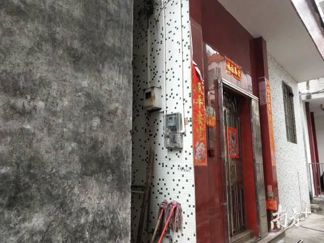 女孩回应遛狗绊死老人逃离现场 不知道是狗绳绊倒的老人