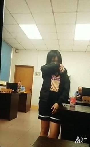 女孩回应遛狗绊死老人逃离现场 不知道是狗绳绊倒的老人