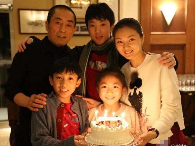 张艺谋老婆晒演出照，遭网友说像《大红灯笼高高挂》巩俐演的角色