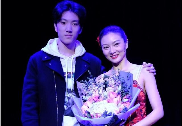 张艺谋老婆晒演出照，遭网友说像《大红灯笼高高挂》巩俐演的角色