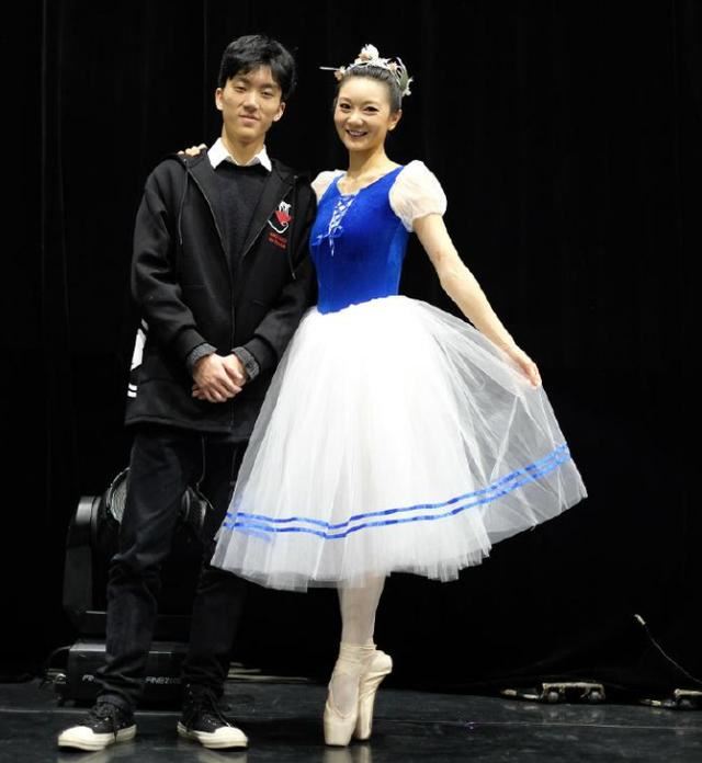 张艺谋老婆晒演出照,遭网友说像《大红灯笼高高挂》巩俐演的角色