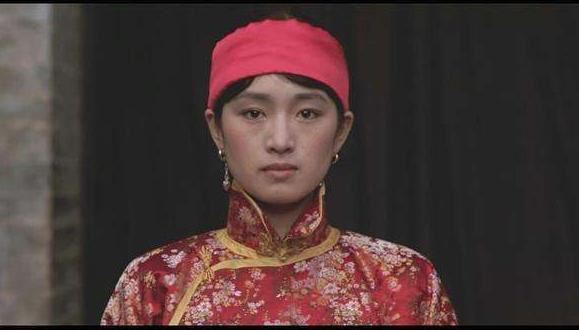 张艺谋老婆晒演出照，遭网友说像《大红灯笼高高挂》巩俐演的角色