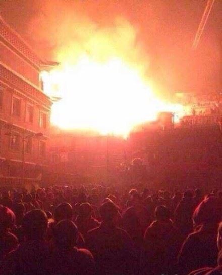 《四川佛学院发生大火》