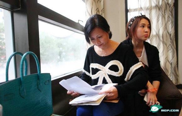 郭美美又在微博晒命 秀美腿和万元水晶鞋