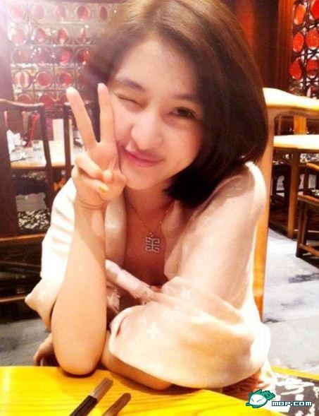 郭美美又在微博晒命 秀美腿和万元水晶鞋