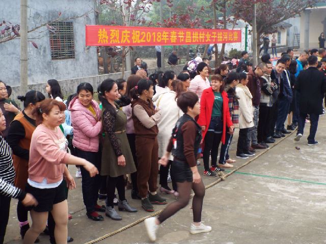 海南女人赤脚拔河闹新春