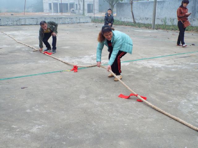 海南女人赤脚拔河闹新春