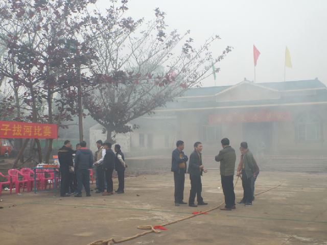 海南女人赤脚拔河闹新春