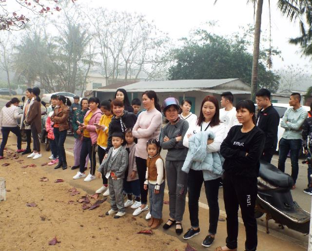 海南女人赤脚拔河闹新春