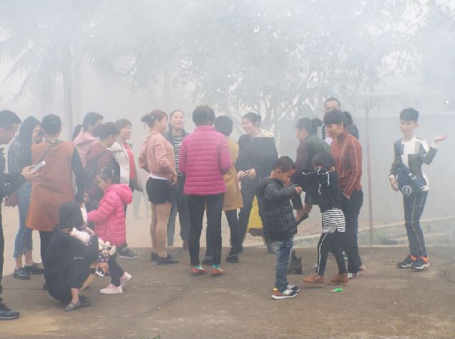 海南女人赤脚拔河闹新春
