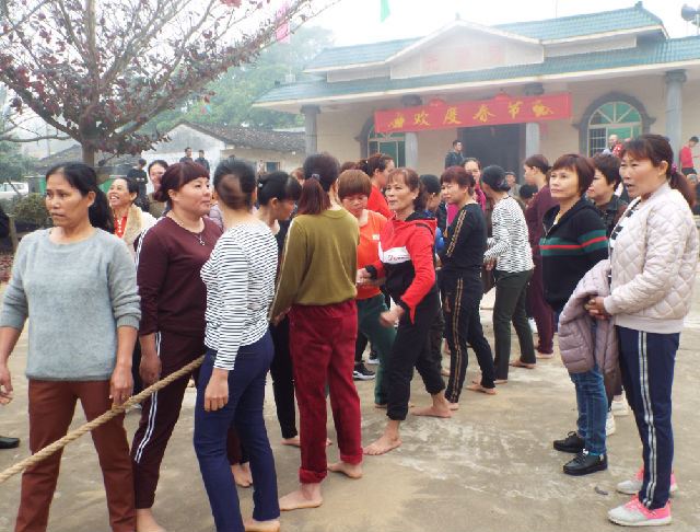 海南女人赤脚拔河闹新春