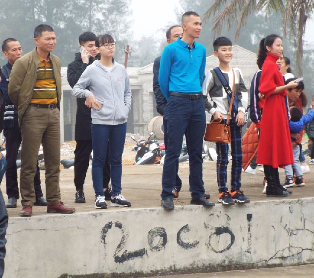 海南女人赤脚拔河闹新春