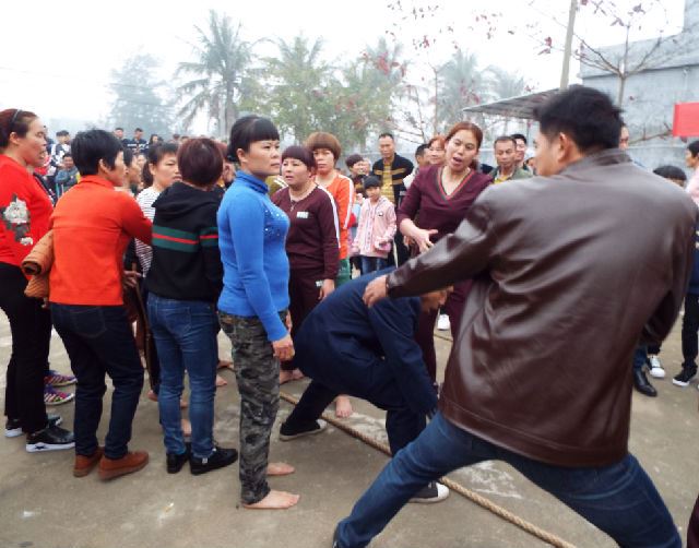 海南女人赤脚拔河闹新春