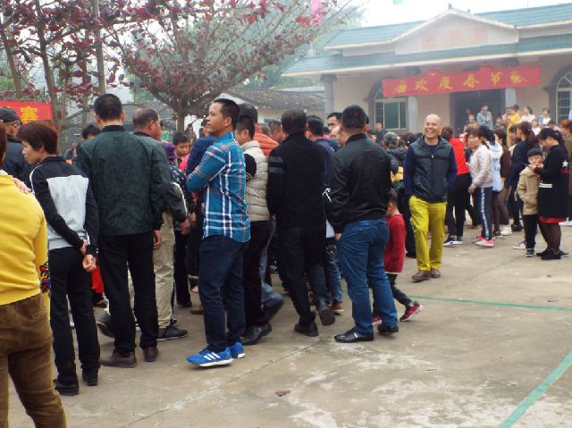 海南女人赤脚拔河闹新春
