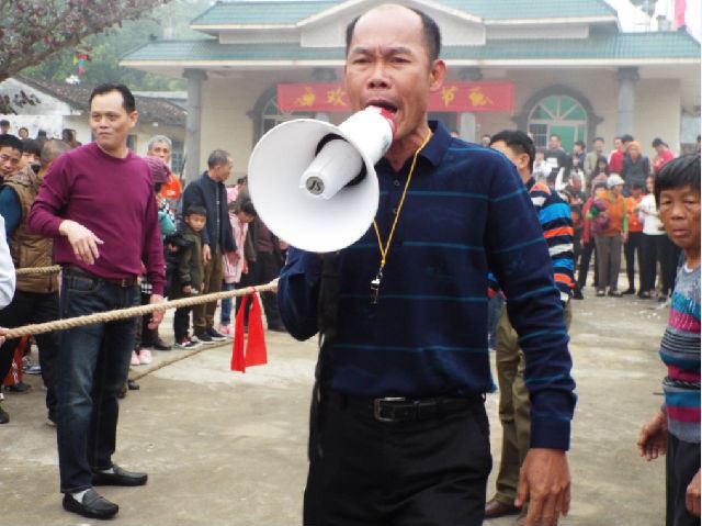 海南女人赤脚拔河闹新春