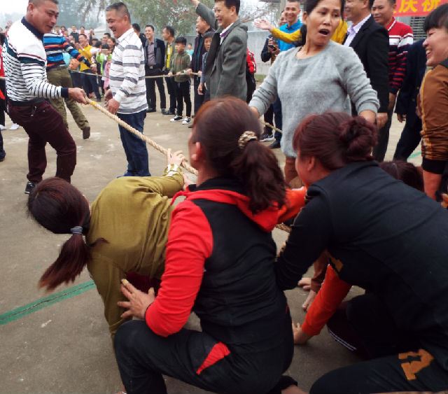 海南女人赤脚拔河闹新春