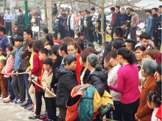 海南女人赤脚拔河闹新春