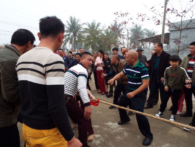 海南女人赤脚拔河闹新春