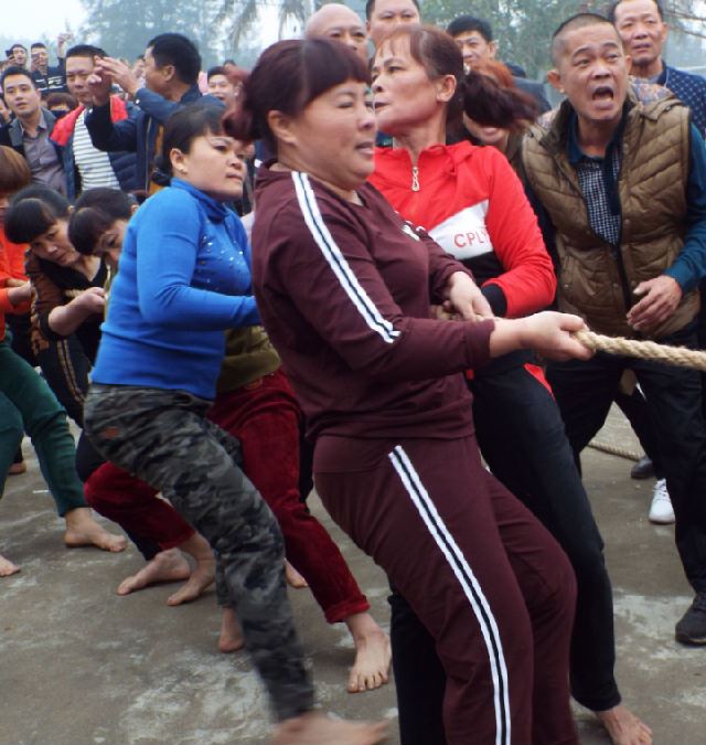 海南女人赤脚拔河闹新春