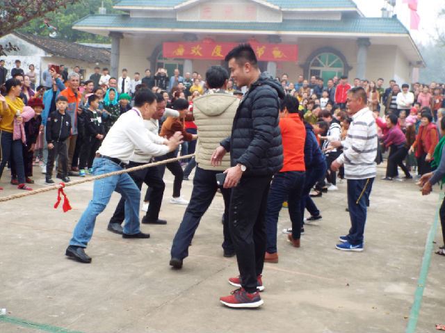 海南女人赤脚拔河闹新春