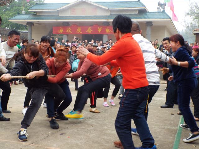 海南女人赤脚拔河闹新春