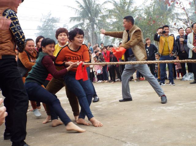 海南女人赤脚拔河闹新春