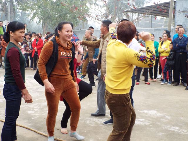 海南女人赤脚拔河闹新春