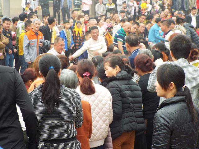 海南女人赤脚拔河闹新春