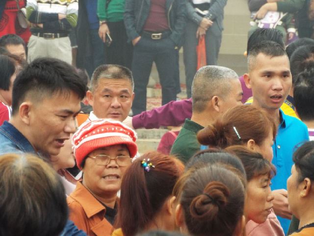 海南女人赤脚拔河闹新春