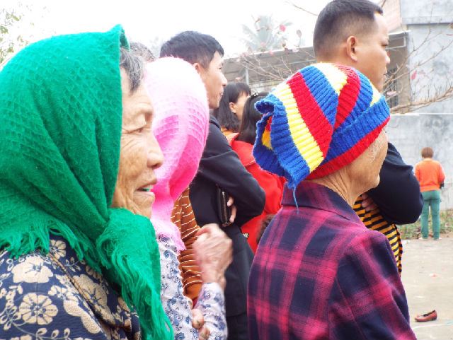 海南女人赤脚拔河闹新春