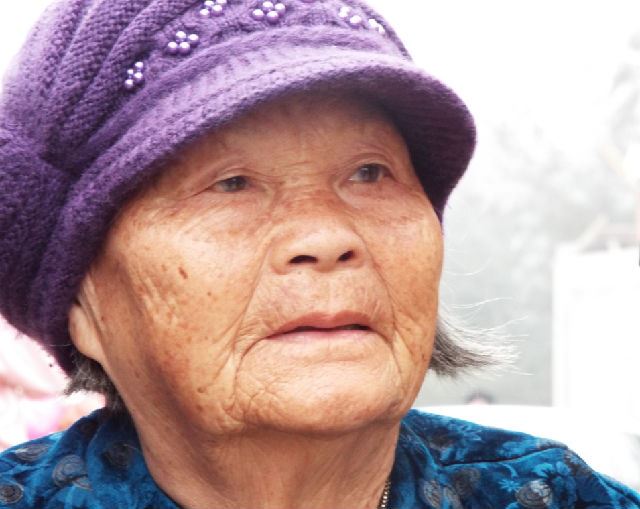 海南女人赤脚拔河闹新春