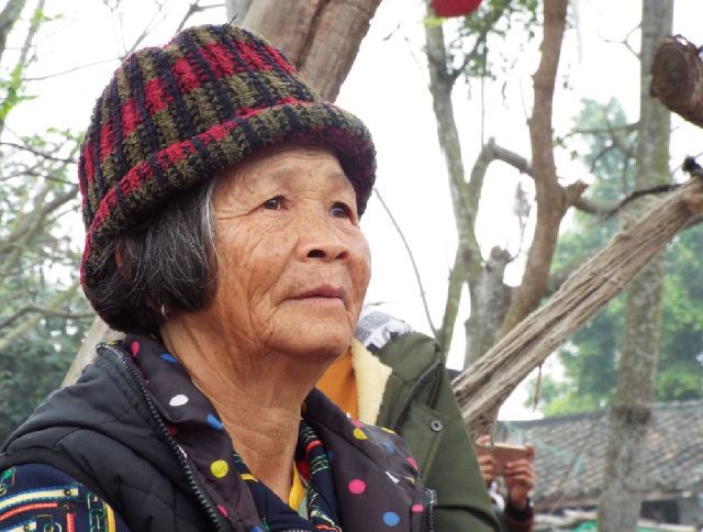 海南女人赤脚拔河闹新春