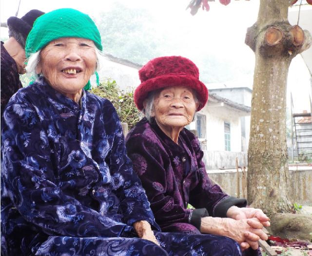 海南女人赤脚拔河闹新春