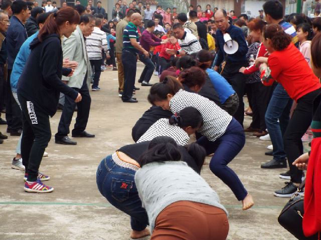 海南女人赤脚拔河闹新春