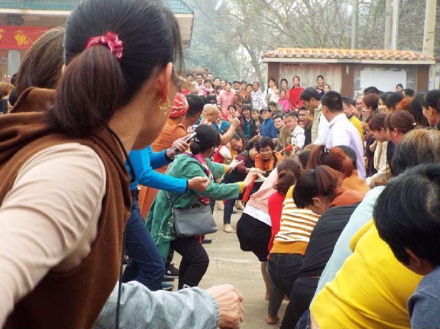 海南女人赤脚拔河闹新春