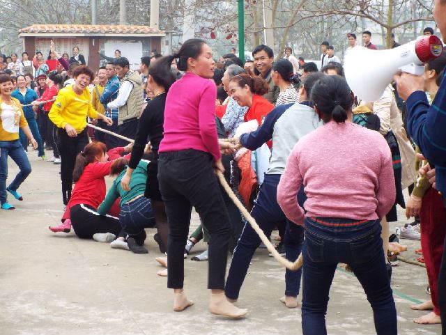 海南女人赤脚拔河闹新春