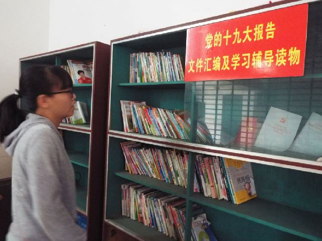 海南女人赤脚拔河闹新春
