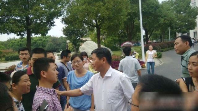 湖北孝感百余高中教师罢课要求编制