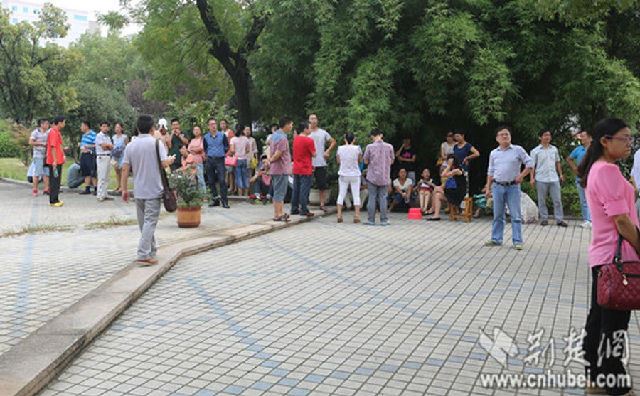 湖北孝感百余高中教师罢课要求编制